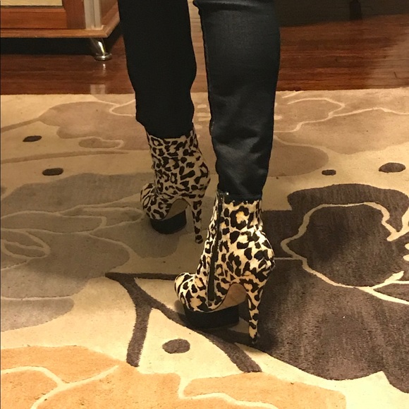 L.A.M.B Leopard Fur ankle boots - Picture 4 of 8